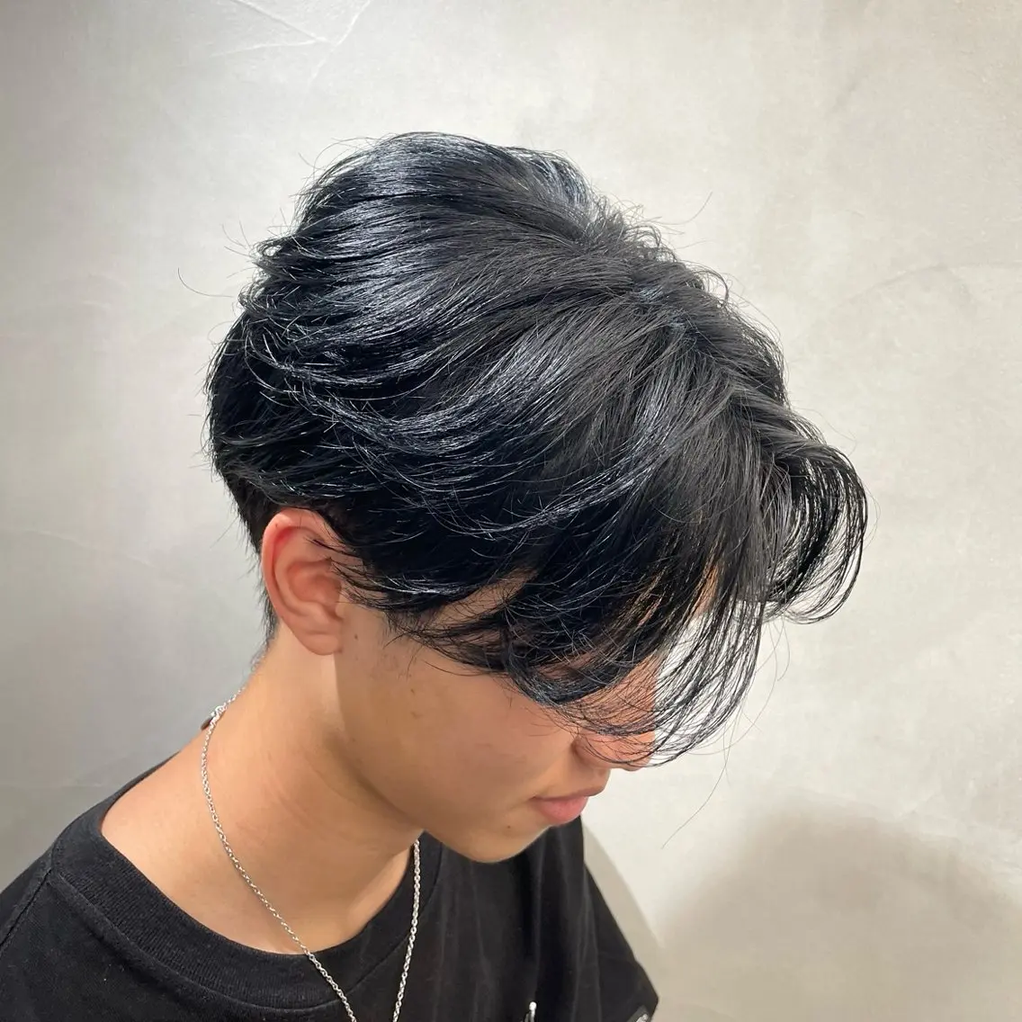 ミディアム カラー ヘアアレンジ メンズ 黒髪 ブルーカラー ブルーブラック fifth 石川 凪のヘアスタイル