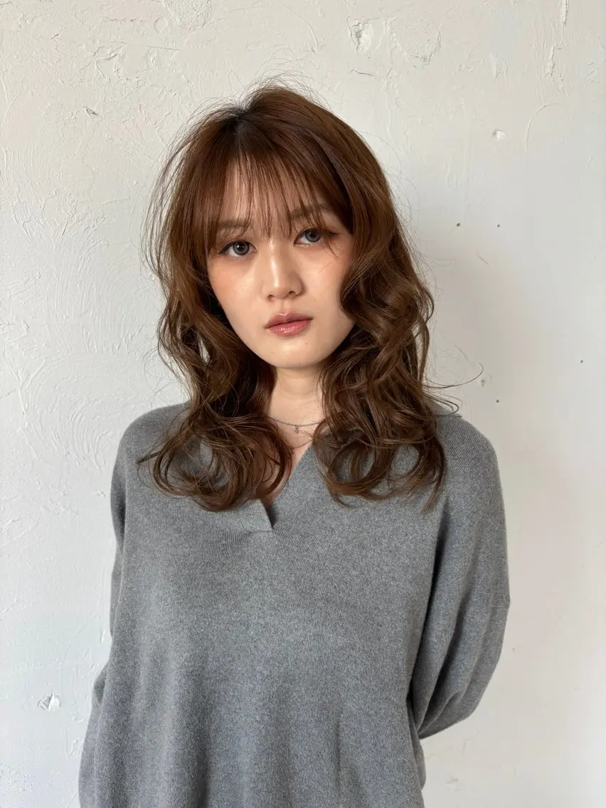ミディアム 垢抜け小顔レイヤー オリーブ/スミレのヘアスタイル