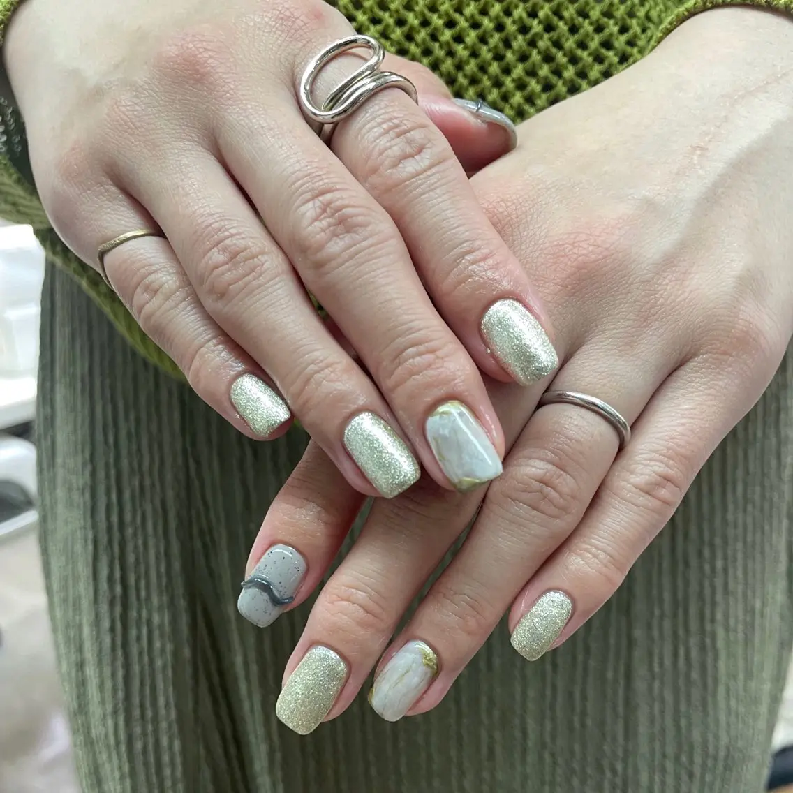ネイル アートネイル べっ甲ネイル ジェルネイル グリーン キラキラネイル nailstudio eviz新宿店のネイルデザイン