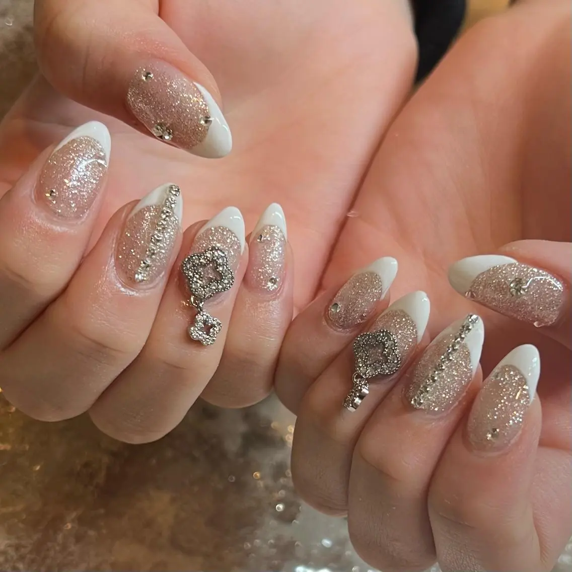 ミディアム ネイル フレンチネイル ラメ(グリッター) H🌺 NAILのネイルデザイン