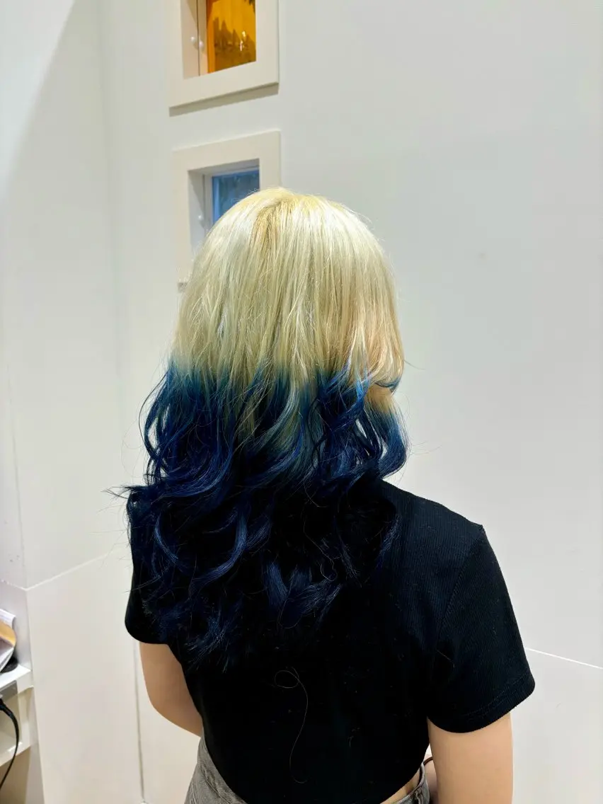 ロング カラー 抜きっぱなしブロンド 田中 真白のヘアスタイル