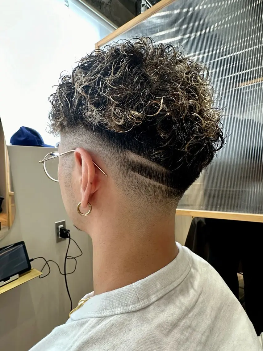 カラー パーマ メンズ フェードカット メンズメッシュ メンズパーマ メッシュ シムラ カイゲンのヘアスタイル