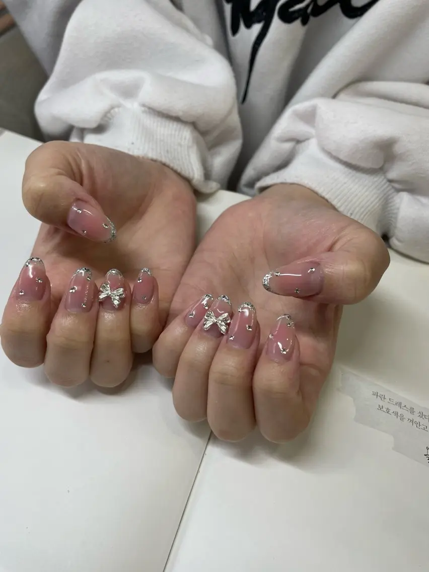 ネイル チークネイル フレンチネイル ガラスフレンチ ハンドネイル ネイルズシャトン🪡 ネイリスト齊藤のネイルデザイン