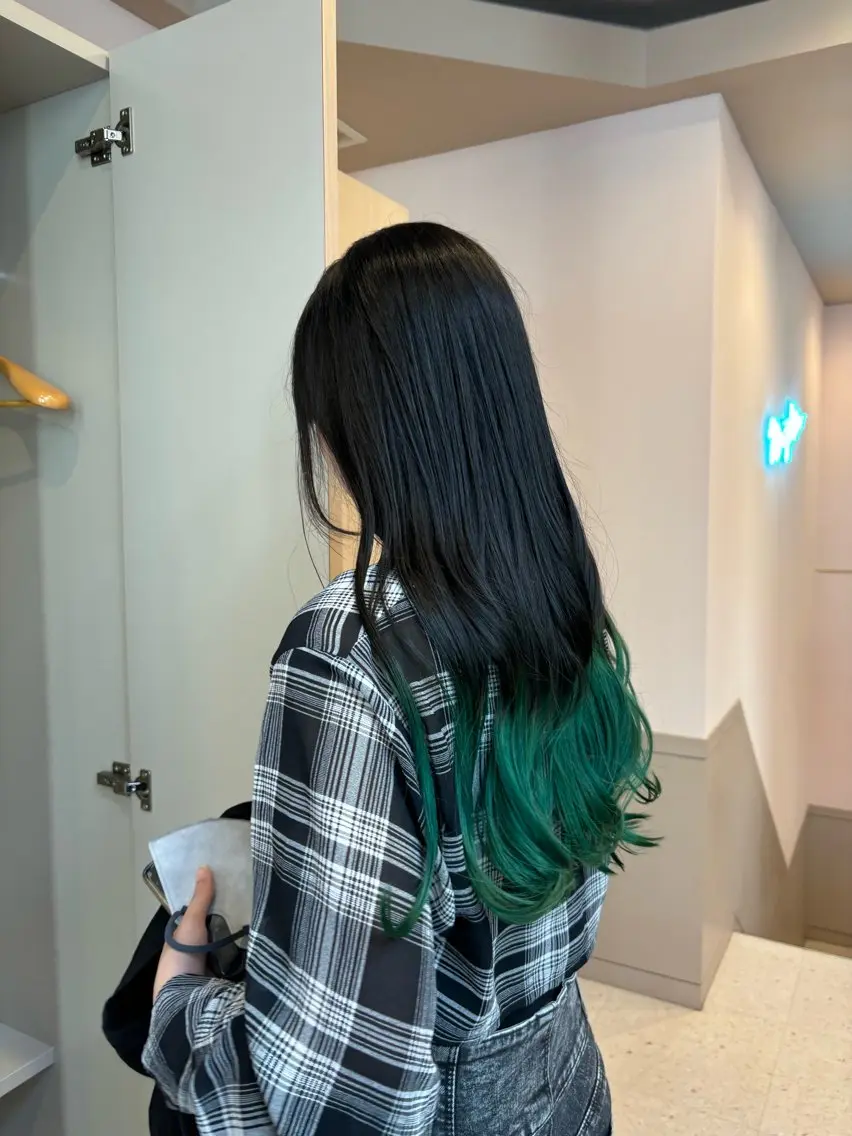 ロング カラー グラデーションカラー rio .のヘアスタイル