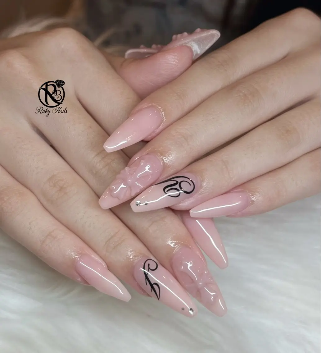 ネイル チークネイル ドット フットネイル フレンチネイル グラデーション ハンドネイル RUBY Nail 日暮里店のネイルデザイン
