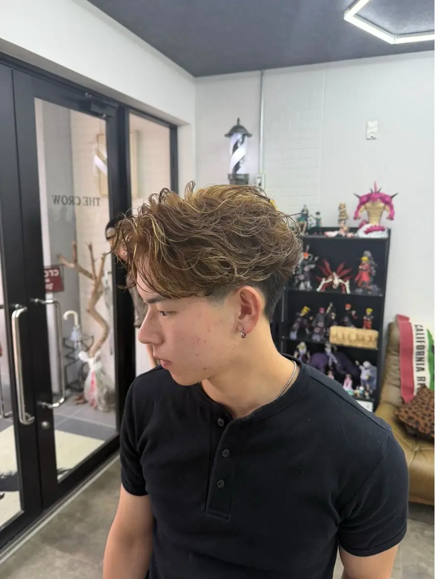 ミディアム メンズ ミディアムパーマ メンズハイライト メンズパーマ ハイライト メンズ特化美容師 龍輝🔥のヘアスタイル