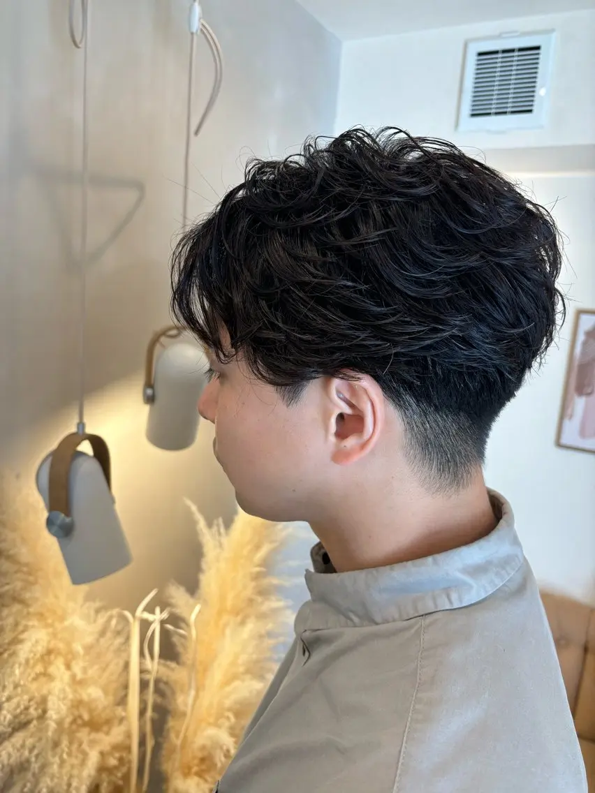 パーマ メンズ フェザーパーマ メンズパーマ シンバヒナノ/パーマ レイヤー/髪質改善のヘアスタイル