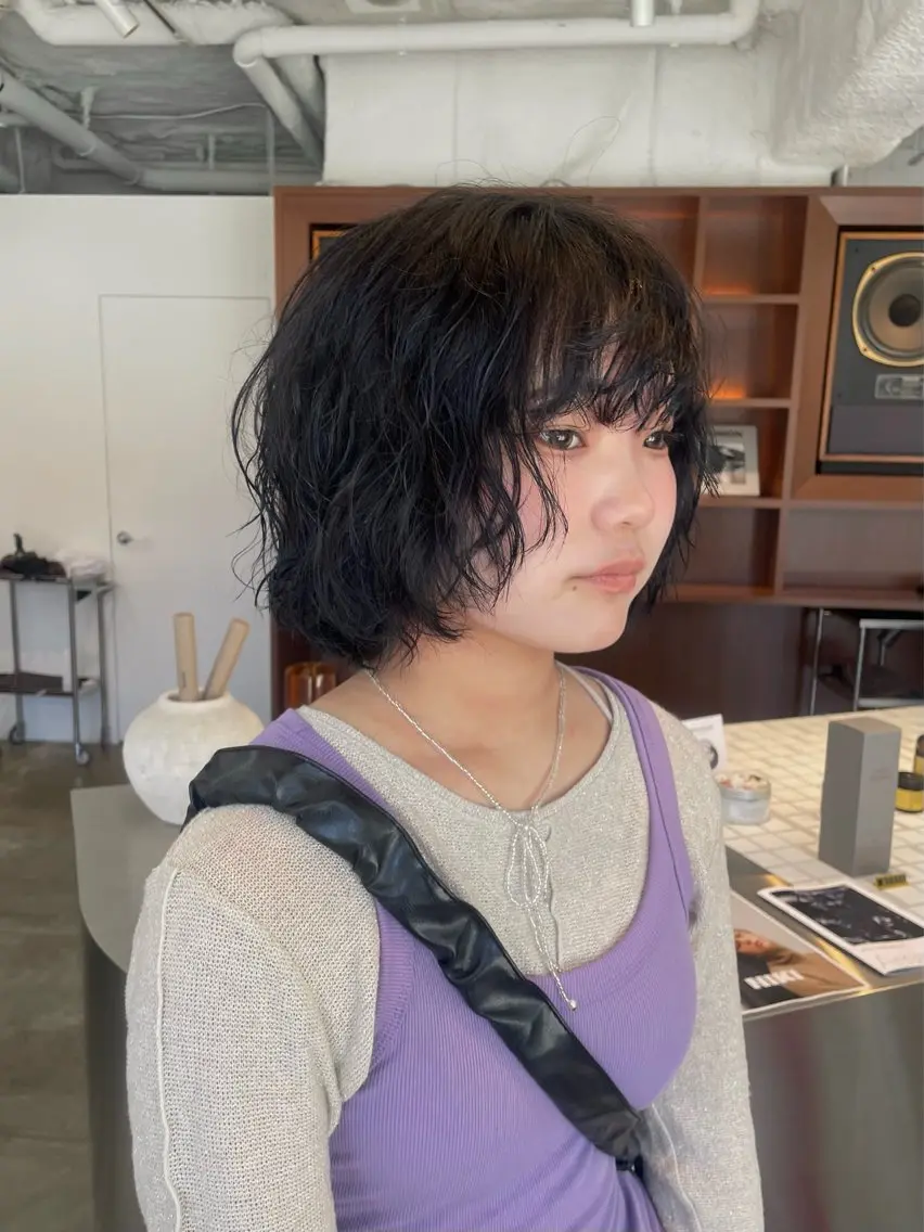 ショート カラー パーマ 黒髪 ブルーカラー ブルーブラック ヘアカラー TOE 【Sakura..】のヘアスタイル