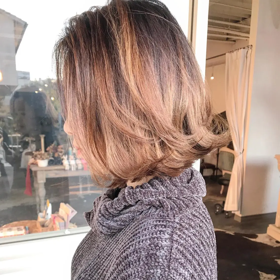 ミディアム カラー ヘアアレンジ お団子ヘア 切りっぱなしボブ バレイヤージュ ブリーチ デザインカラー Mariana/ 鶴原-ハイライトのヘアスタイル