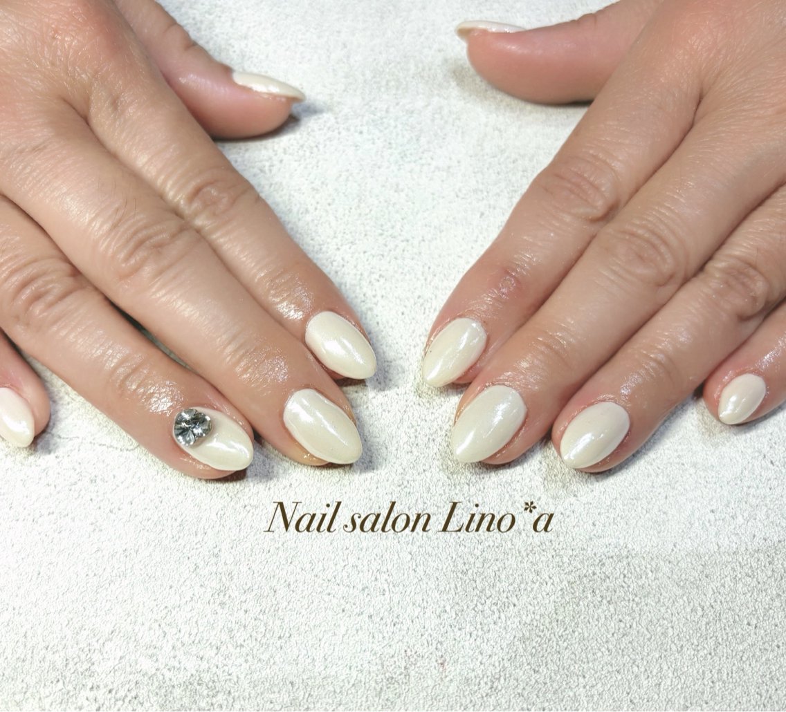 ネイル ラメ(グリッター) ミラーネイル ワンカラーネイル ホワイト ハンドネイル Nail salon Lino*aのネイルデザイン