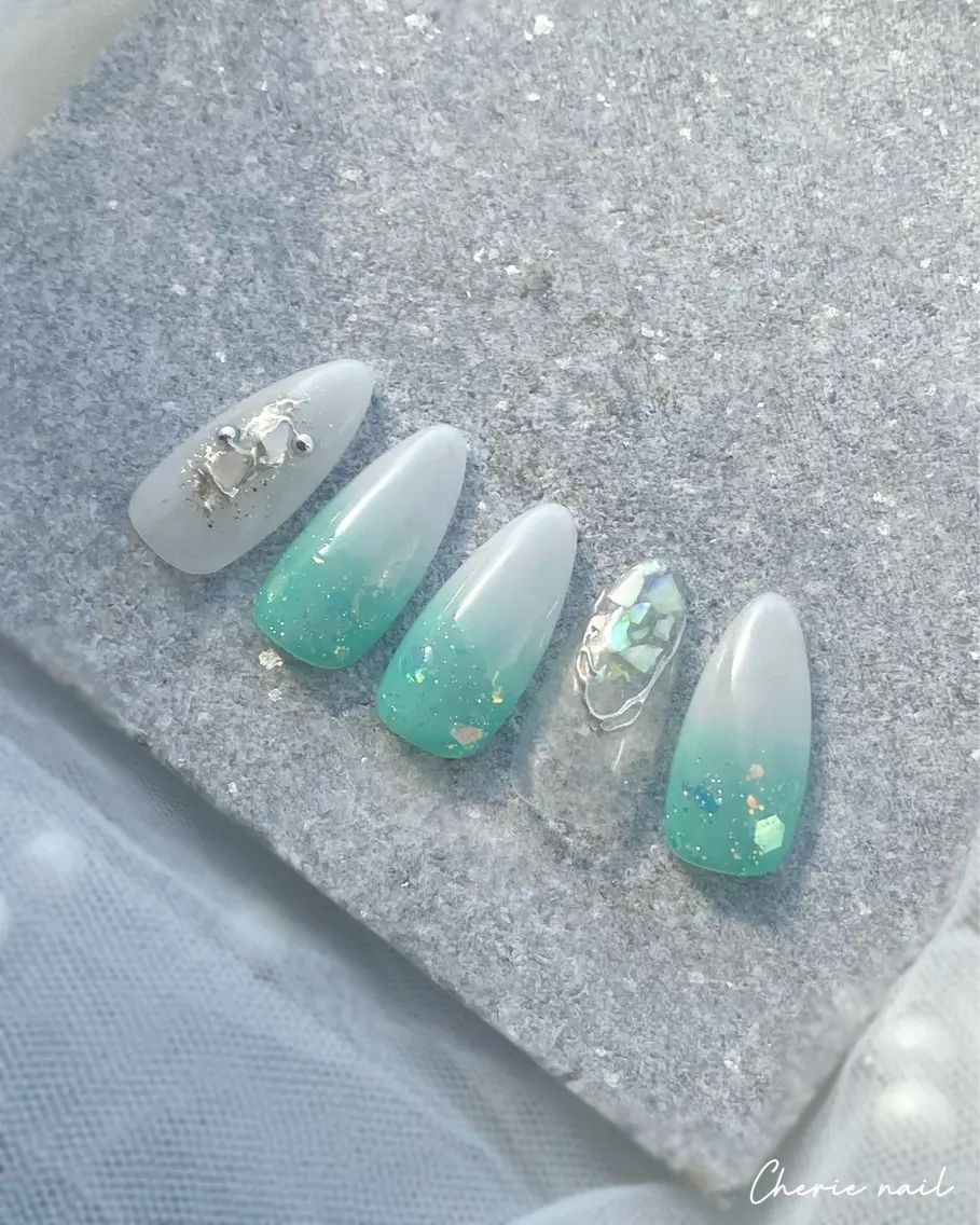 ネイル ジェルネイル グリーン ラメ(グリッター) ミラーネイル ニュアンスネイル ハンドネイル Cherienail yunaのネイルデザイン