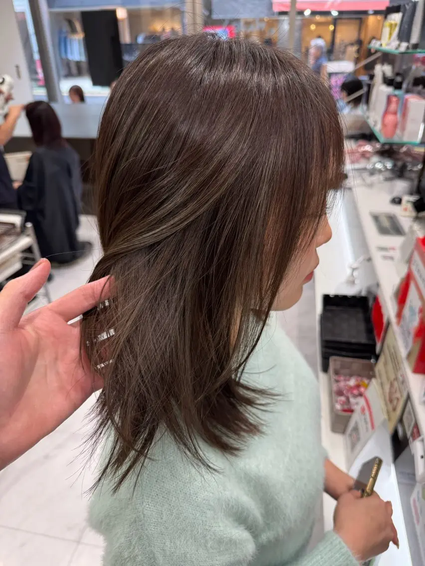 ミディアム カラー ヘアアレンジ 切りっぱなしボブ アッシュ アッシュブラウン ブリーチ ブラウンカラー 目黒 碧人のヘアスタイル