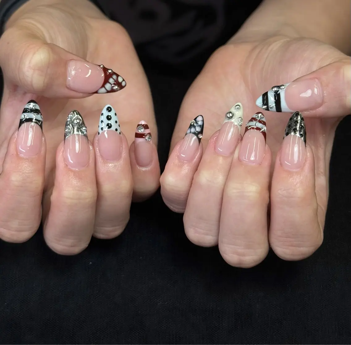 ネイル ボルドー フレンチネイル 韓国ネイル 持ち込み シルバー Iconic Nailのネイルデザイン