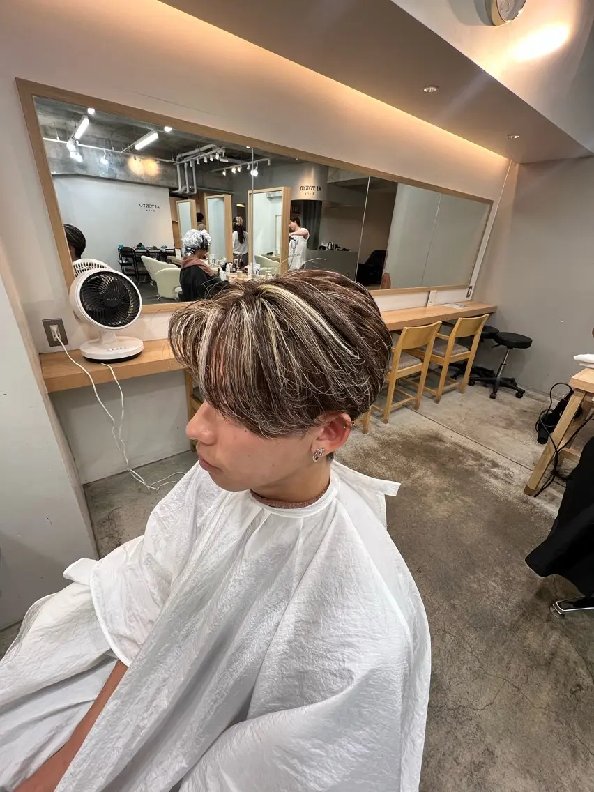 カラー メンズ センターパート メンズハイライト ブラウンカラー ハイライトカラー カット ヘアカラー AITOKYO たけし／メンズのヘアスタイル