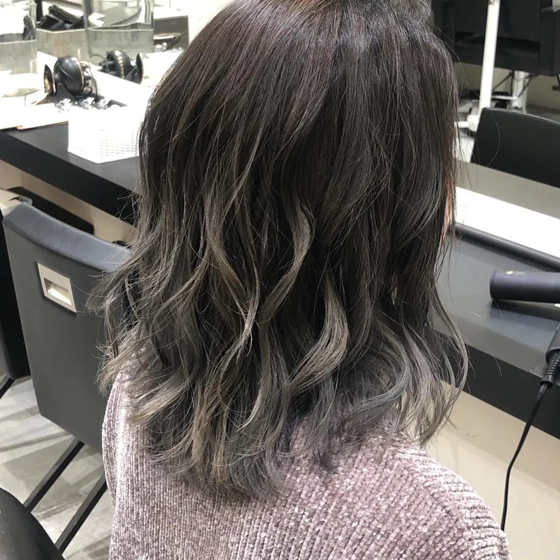 ミディアム カラー ブリーチ グレージュ 丸尾 沙弥香のヘアスタイル