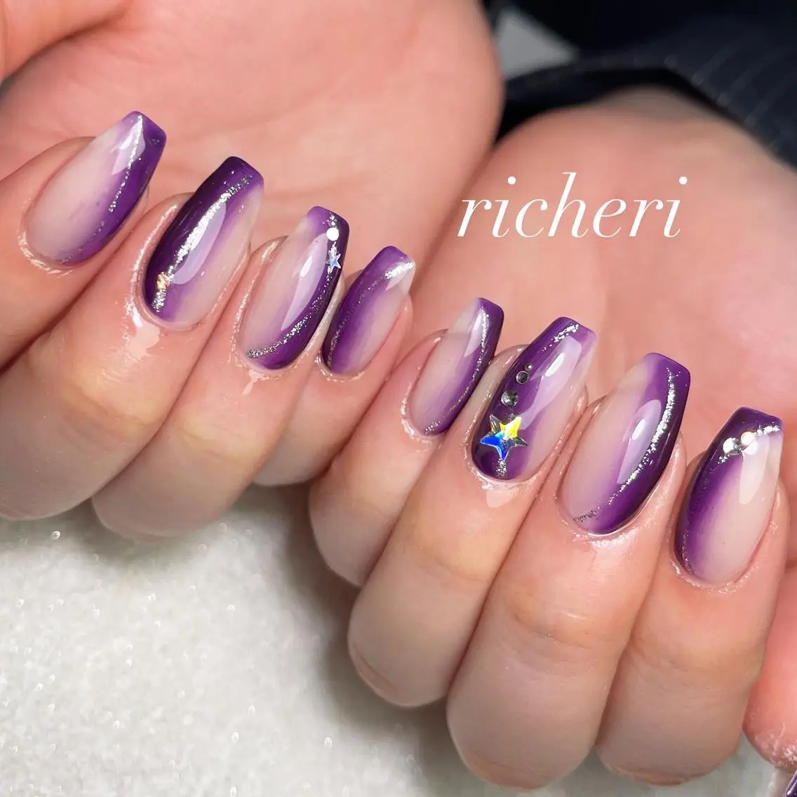 ミディアム ネイル パープルカラー 韓国風ヘア アートネイル フレンチネイル ジェルネイル richeri beautyのエステ・リラクイメージ