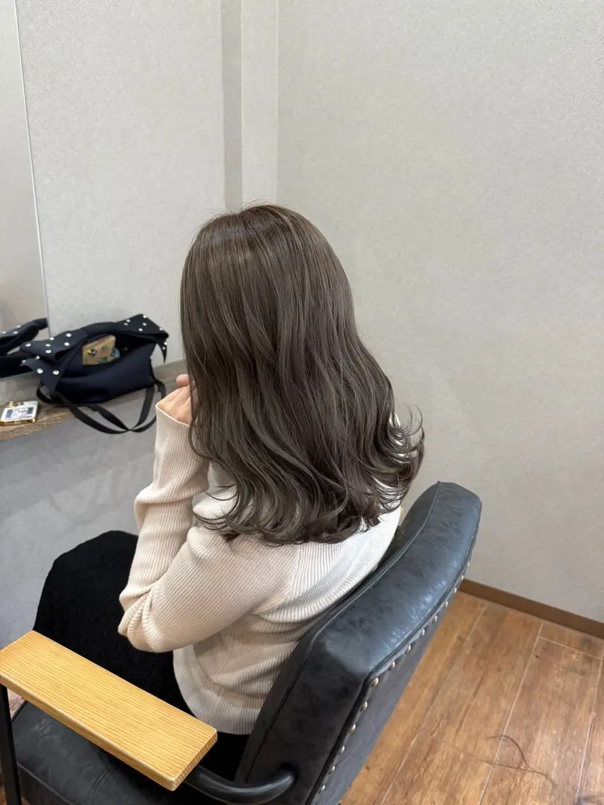 ロング カラー グレージュ ヘアカラー トリートメント 鵜飼 真伍のヘアスタイル
