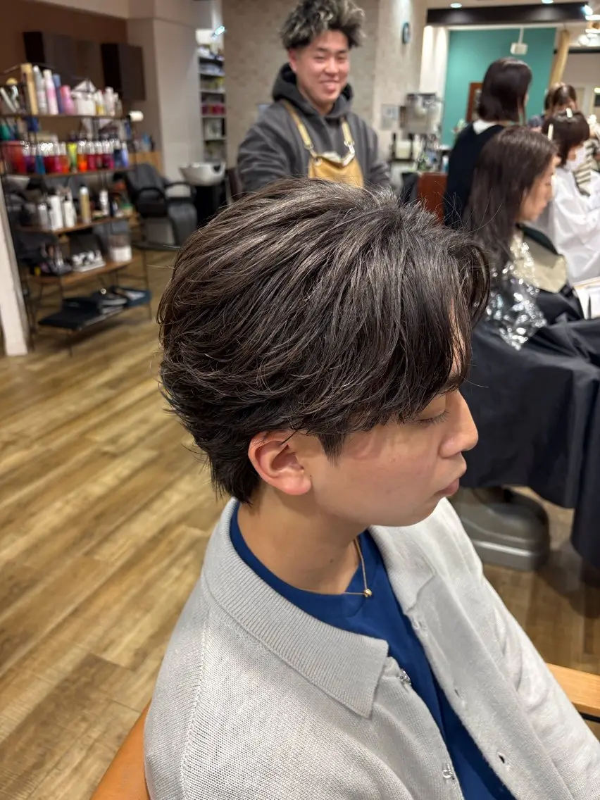 ミディアム パーマ メンズ ミディアムパーマ ビジネス フェザーパーマ メンズパーマ カット パーマ 鶴田 将清のヘアスタイル