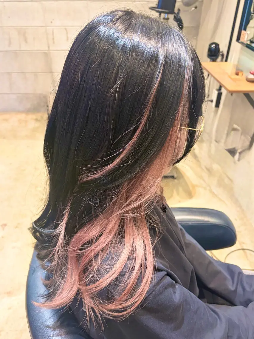 ロング カラー インナーカラー ピンクカラー ホワイトピンク カット ヘアカラー みわ/博多 ブリーチ/メンズヘアのヘアスタイル
