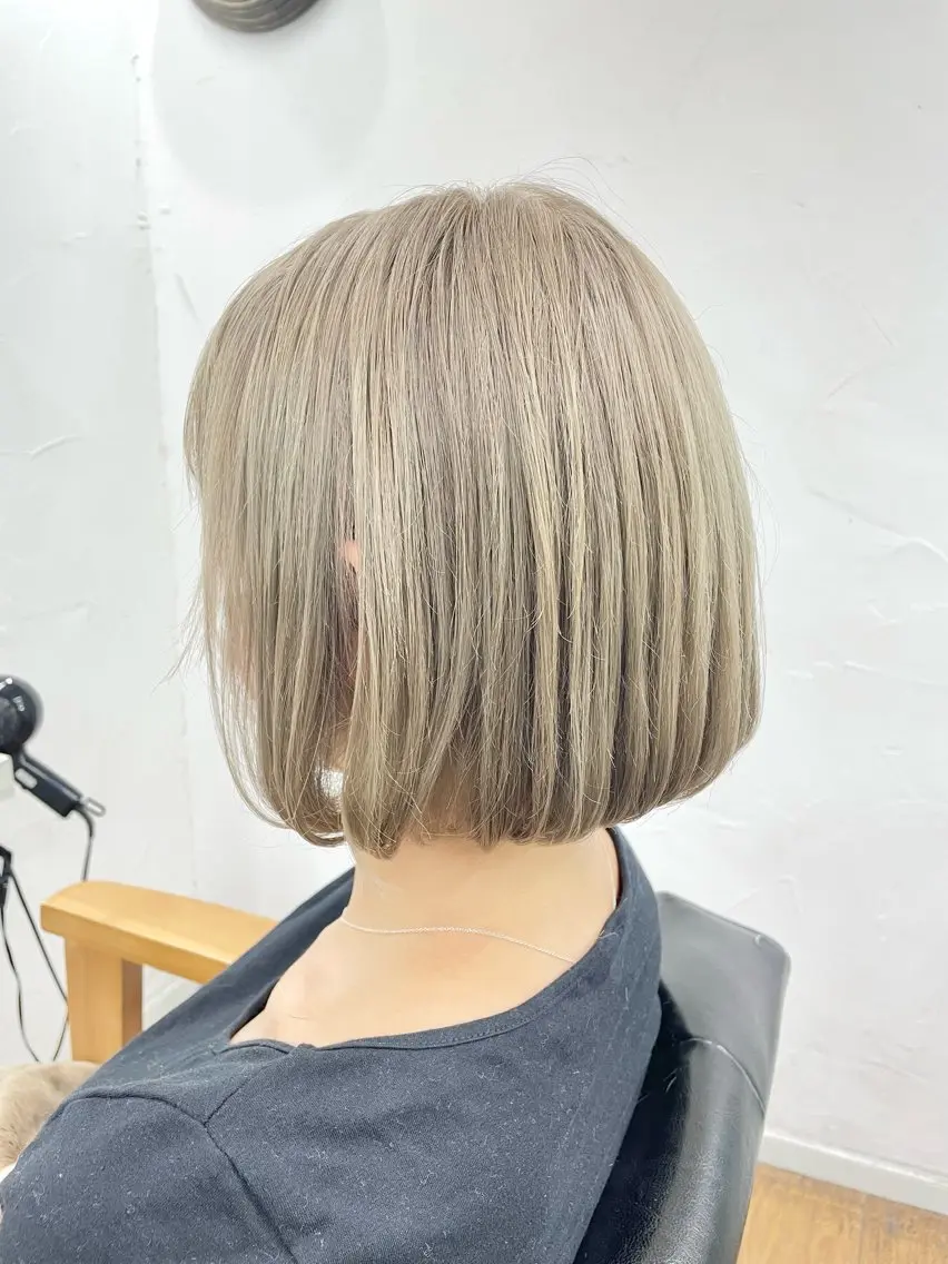 ショート カラー ベージュカラー ブリーチ ミルクティーベージュ 青木 優歩のヘアスタイル
