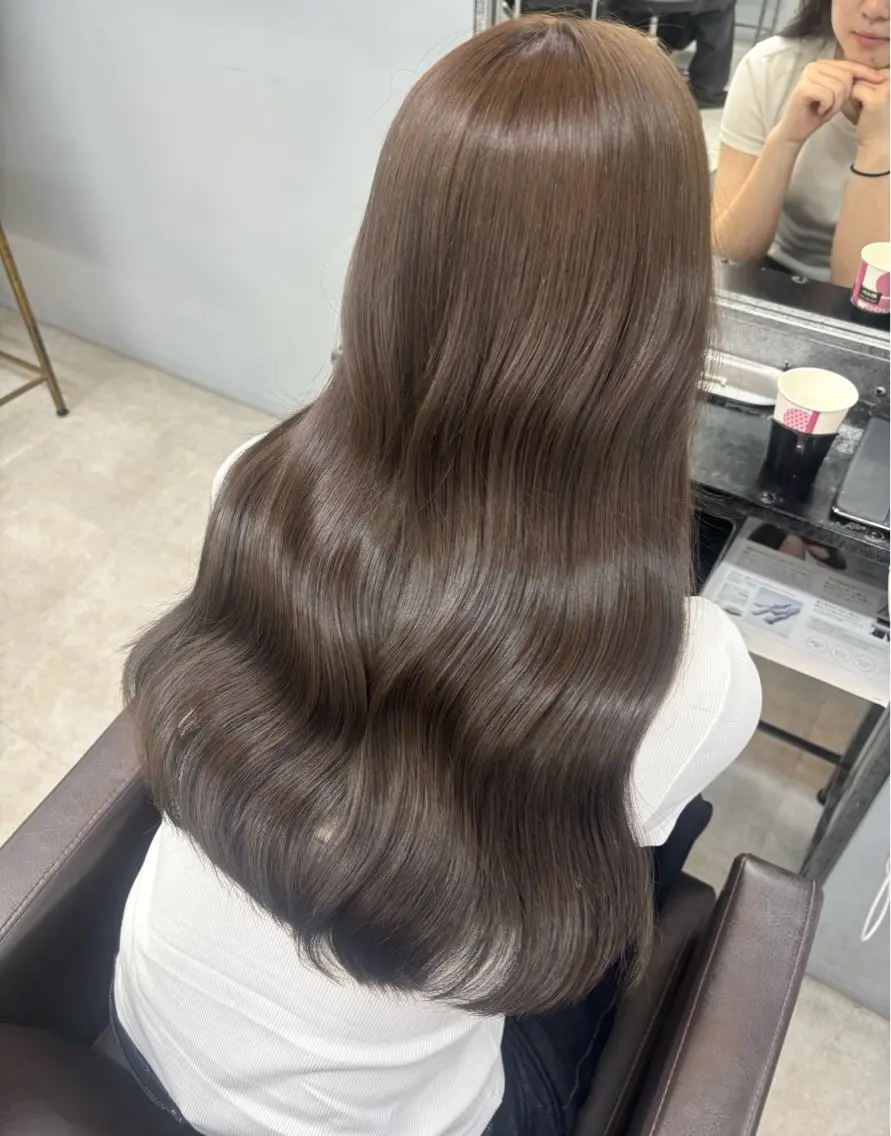 ロング カラー グレージュ 桐生 かれんのヘアスタイル
