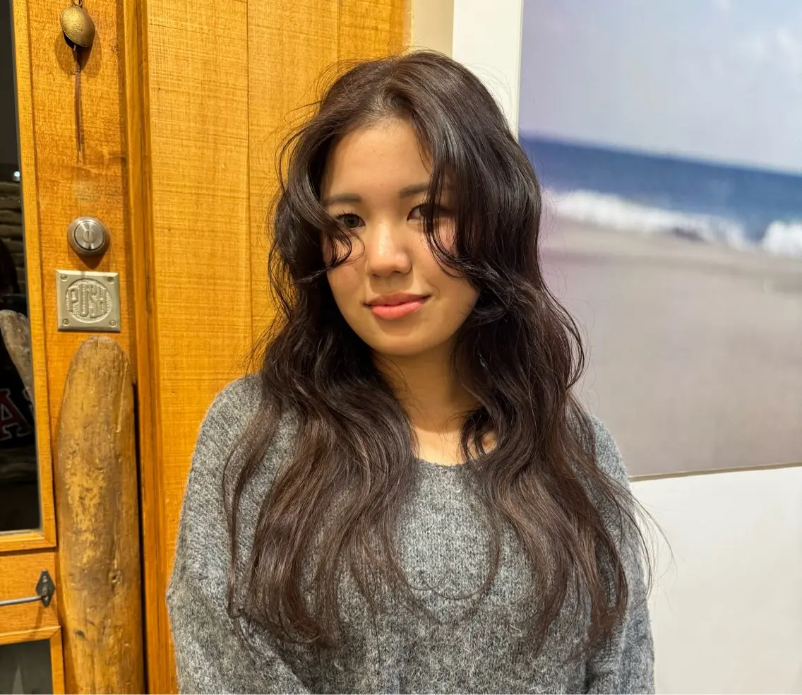 ロング カット 岡元 綺良のヘアスタイル