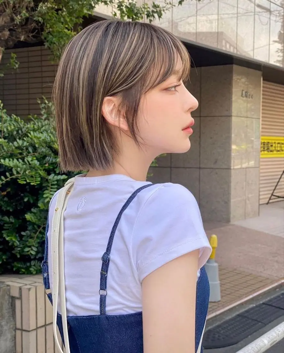 ショート カラー ハイライトカラー ハイライト サキ🤍ハイトーン 🪩レイヤーカットのヘアスタイル