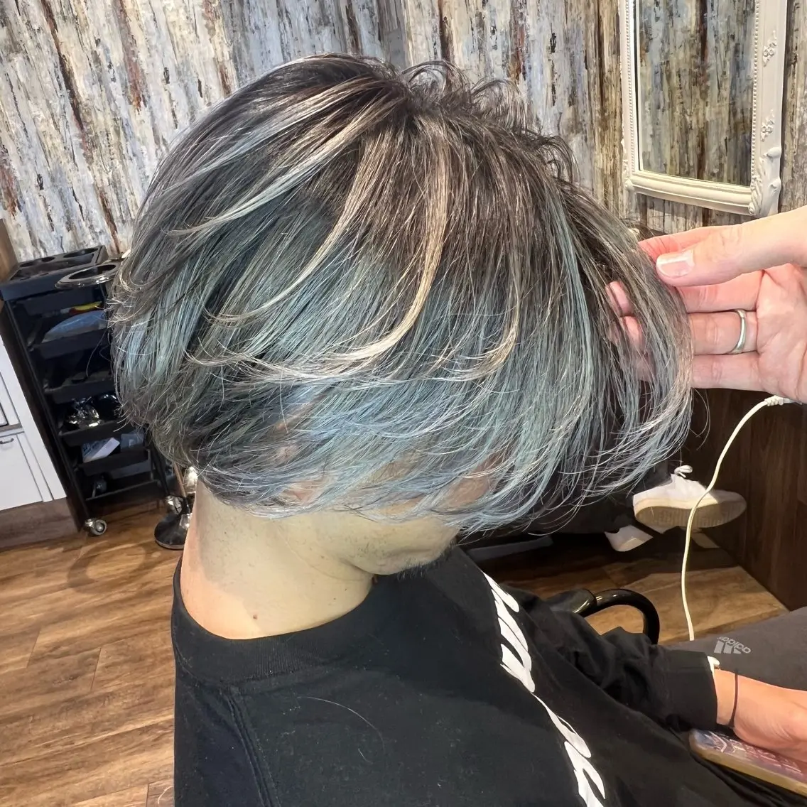 ショート カラー メンズ メンズバレイヤージュ センターパート バレイヤージュ 外国人風カラー かきあげバング カット ヘアカラー メンズバレイヤージュ 井上辰則のヘアスタイル
