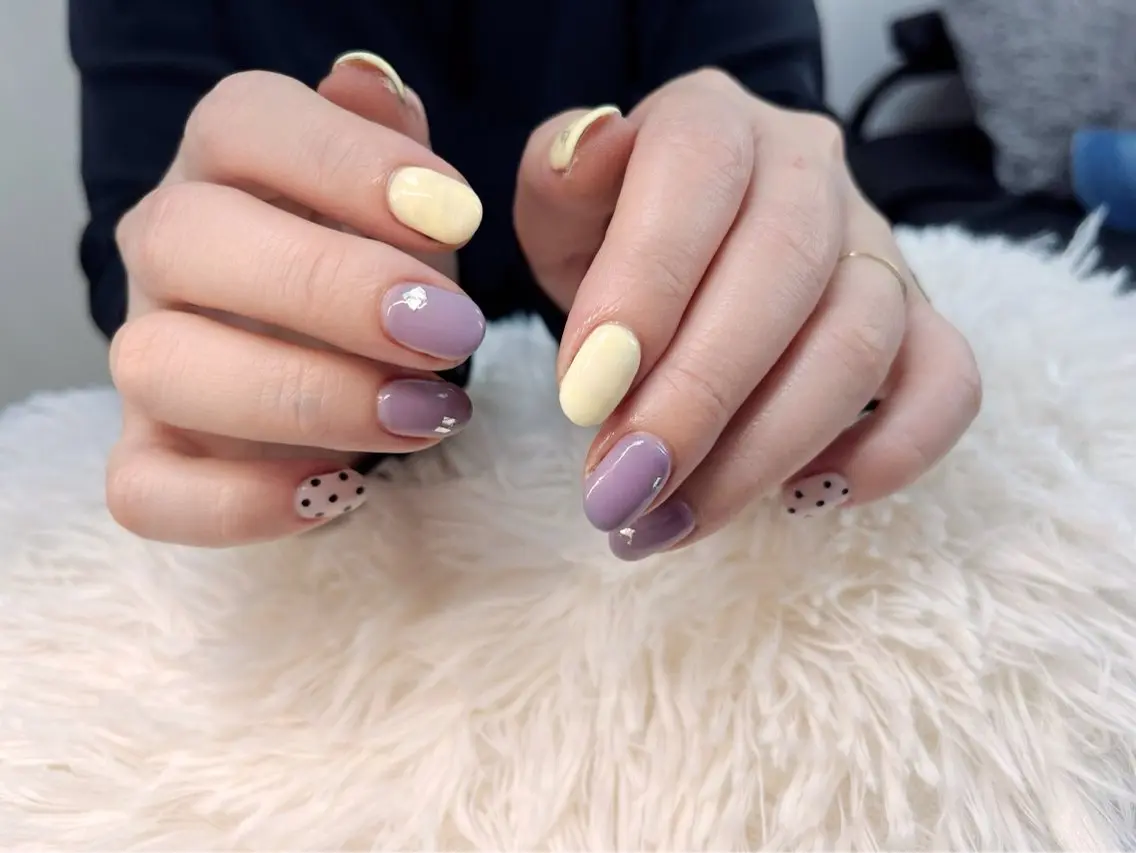 ネイル ドット パープル 黄色 ek.nail⭐︎ kanaのネイルデザイン