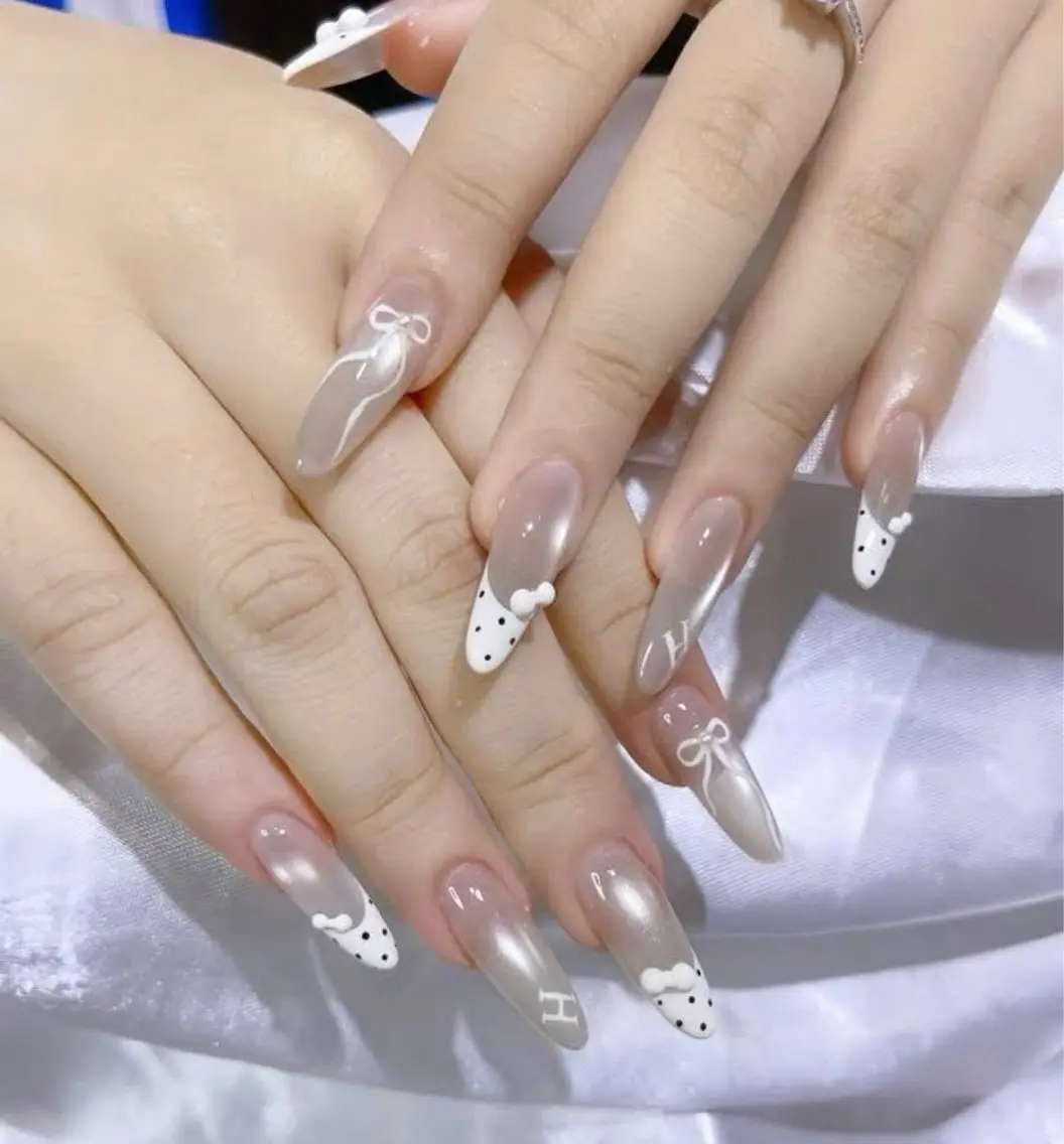 ネイル フラッシュネイル フレンチネイル グラデーション キラキラネイル 韓国ネイル ハンドネイル moon nailsのネイルデザイン