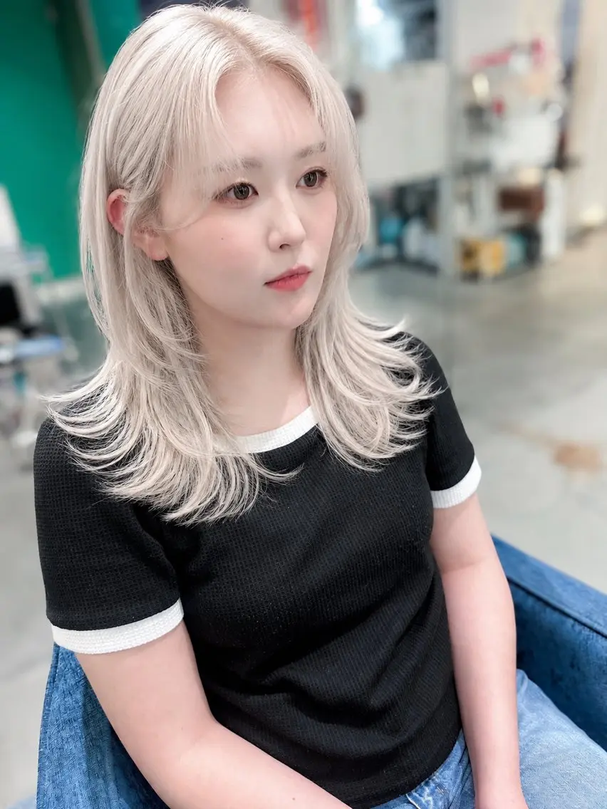 セミロング カラー ベージュカラー ブリーチ 透明感カラー ホワイトベージュ レイヤーカット ヘアカラー BOXmico. 南堀江 宇都宮のヘアスタイル