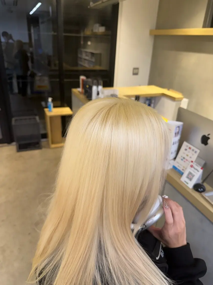 セミロング カラー ブリーチ 抜きっぱなしブロンド スキバサミを使わない カット✂︎カズマのヘアスタイル