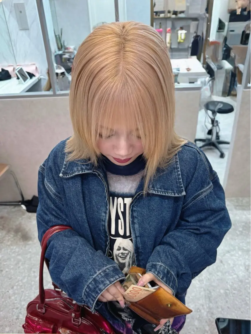 ミディアム karin ボブハイトーンのヘアスタイル