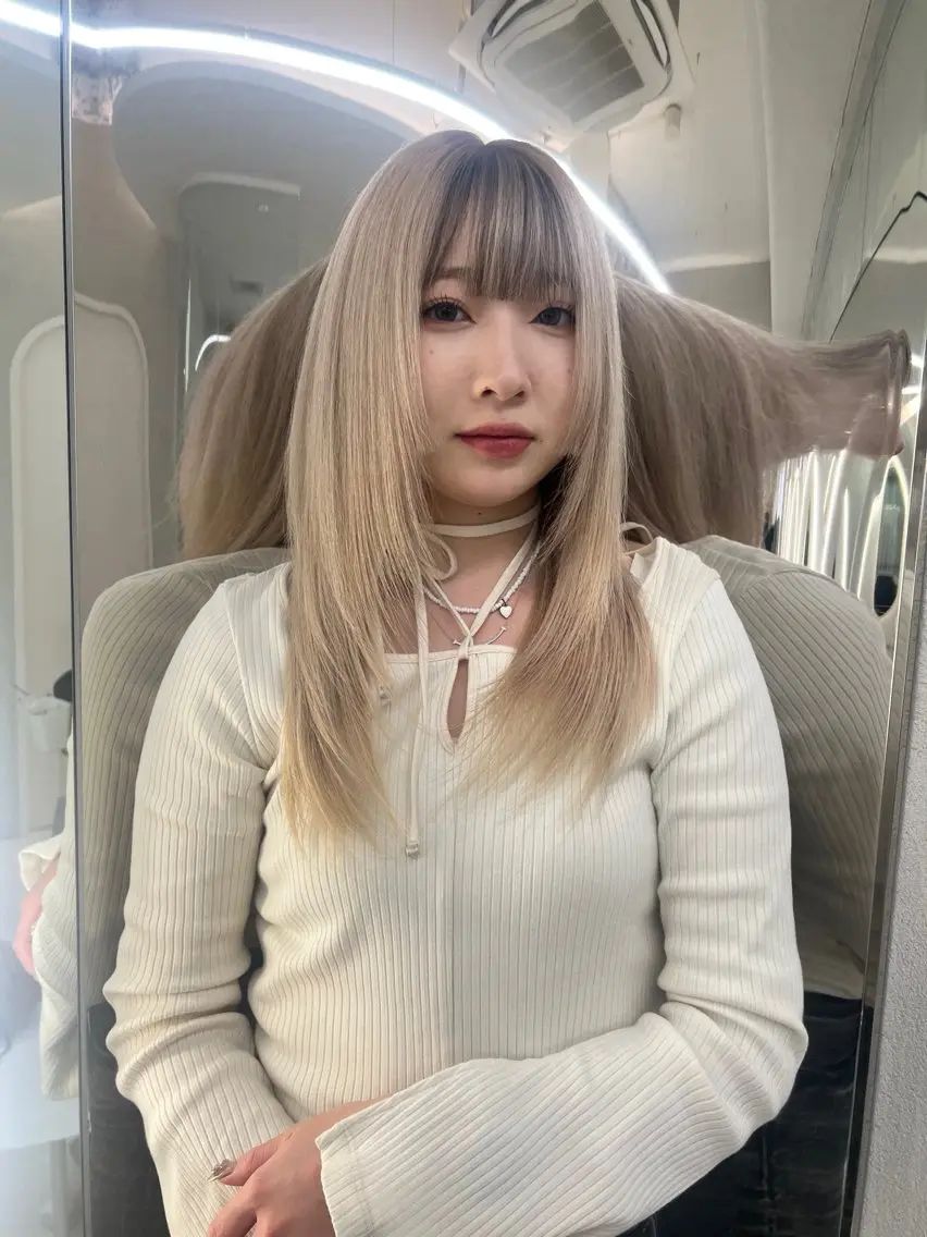 セミロング カラー ハイトーンカラー カット ヘアカラー トリートメント GAGA AMIKAのヘアスタイル
