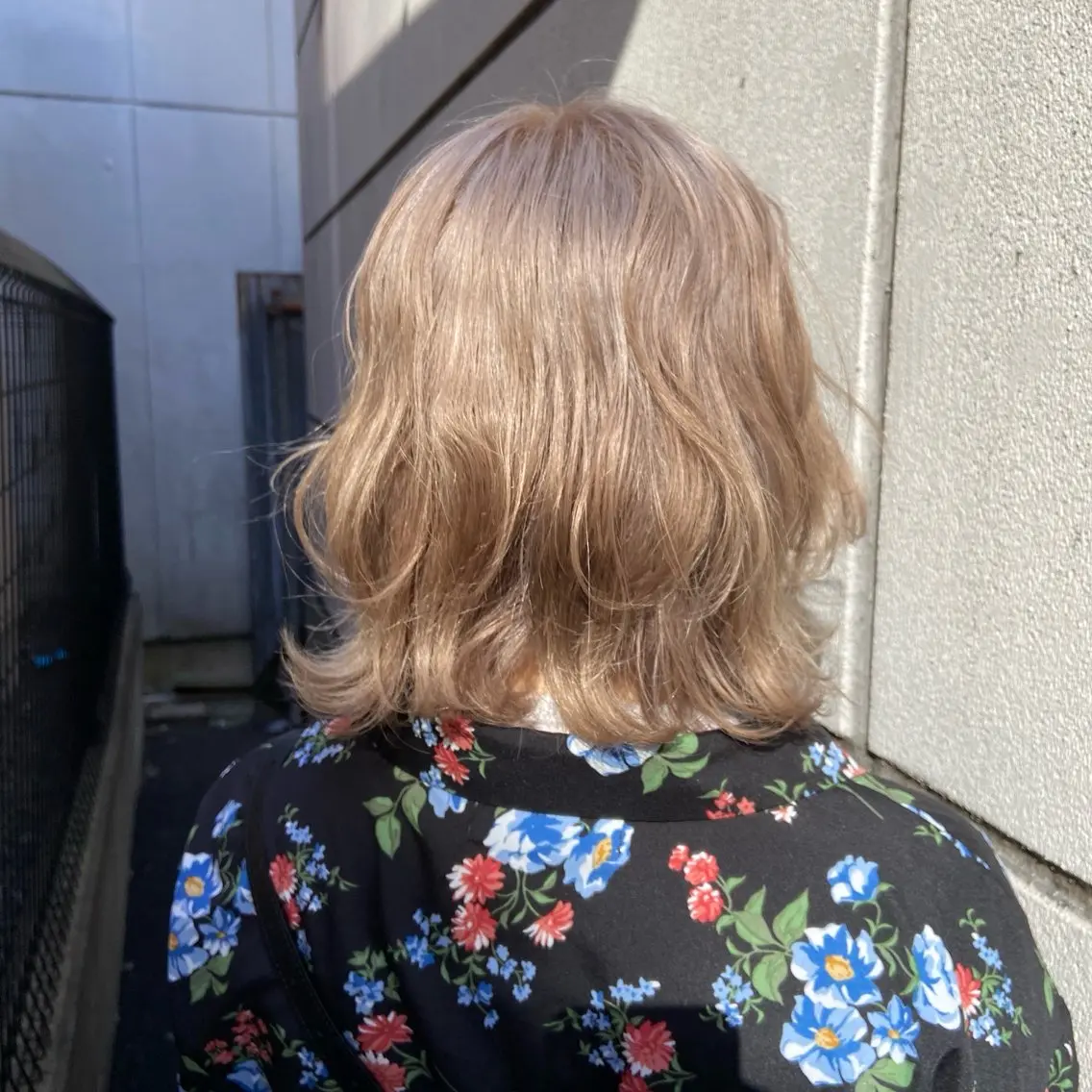 ミディアム カラー ベージュカラー ブリーチ ミルクティーベージュ カット ヘアカラー 透明感カラー/ レイヤー/のりとみのヘアスタイル