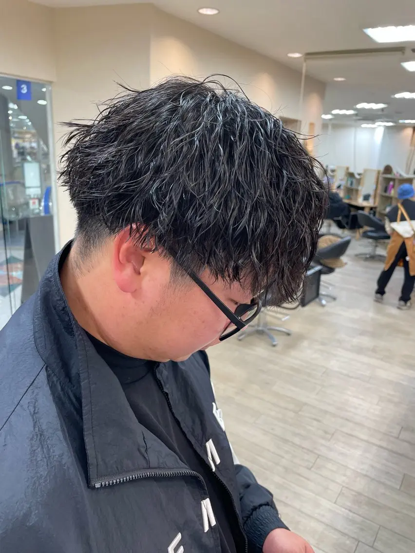 カラー パーマ メンズ メンズブリーチ メンズハイトーン メンズパーマ メンズショート メンズスパイラルパーマ 🌱メンズ特化🌱 ニュアンス/リョウガのヘアスタイル