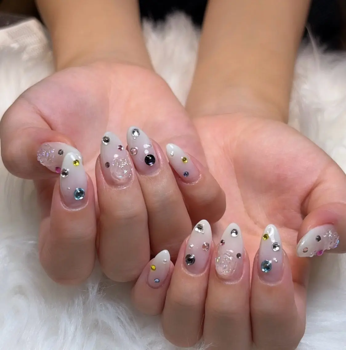 ネイル フラワーネイル キラキラネイル ニュアンスネイル ぷっくりネイル 🫧yua 🌸🫧のネイルデザイン