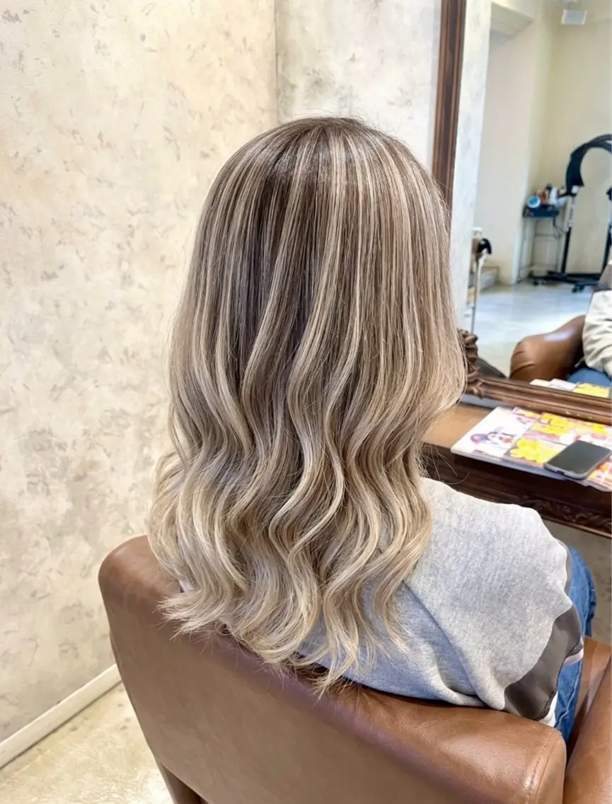 ロング カラー バレイヤージュ ベージュカラー ホワイトベージュ レイヤーカット ヘアカラー 伊津 綾理彩のヘアスタイル