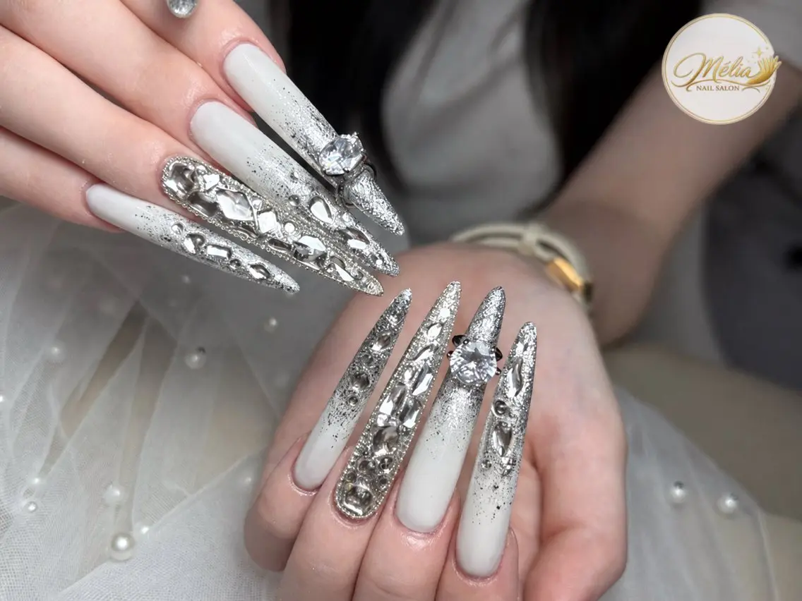 ネイル ゴージャス キラキラネイル ラメ(グリッター) ロングネイル シルバー ハンドネイル ハンドケア Melia Nailsのネイルデザイン