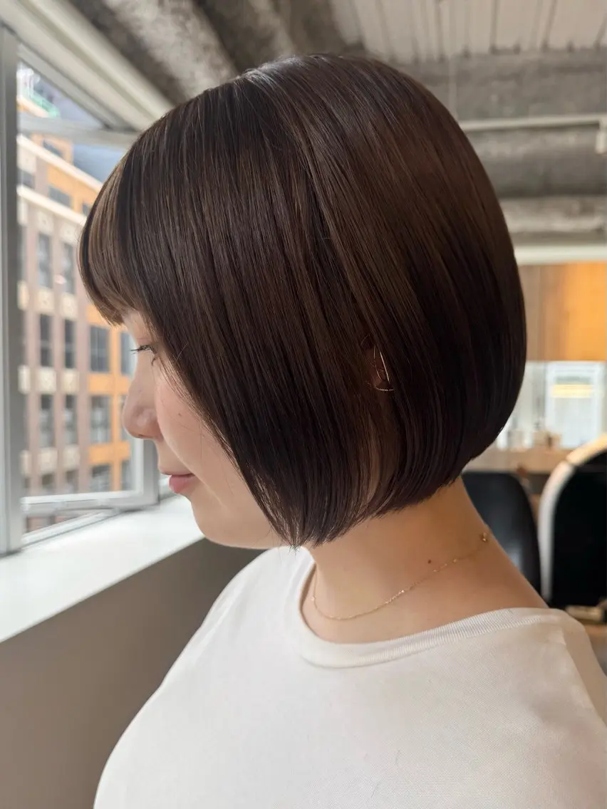 ミディアム ボブ カット ヘアカラー まほ/レイヤーカット 🍒🤍透明感カラーのヘアスタイル