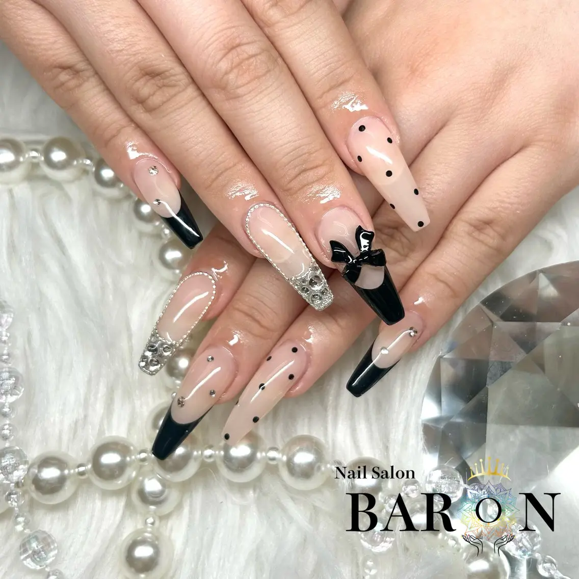 ネイル ドット フレンチネイル ハンドネイル ♛︎BARON♛︎ SUMIRE.のネイルデザイン