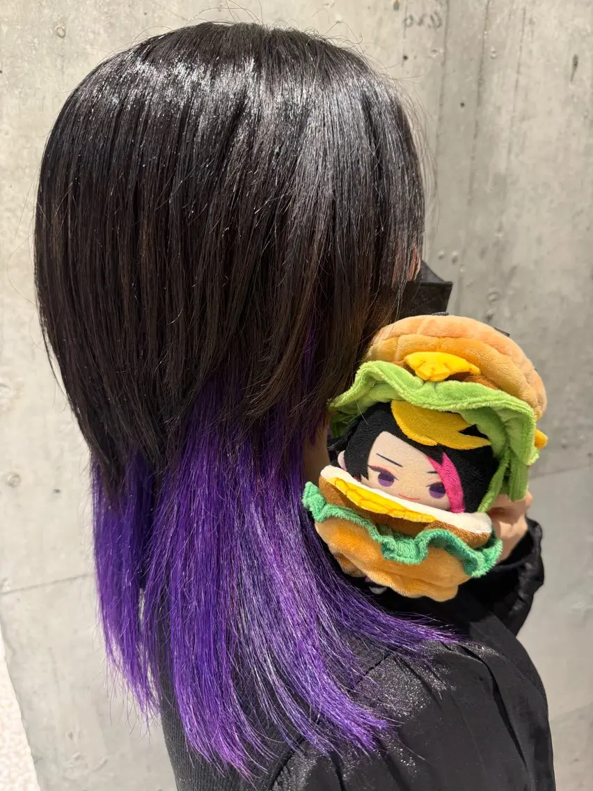 セミロング カラー ブリーチ ケアブリーチ ダブルカラー インナーカラー ラベンダーカラー ヘアカラー インナーカラー 推し ブリーチ 髪質改善のヘアスタイル