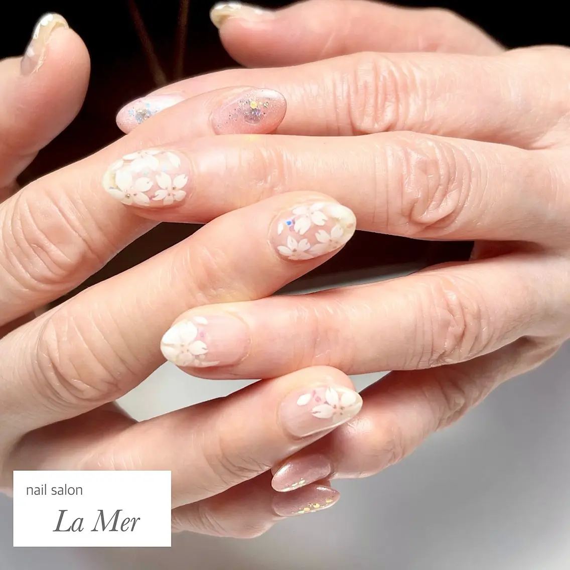 ネイル オーロラネイル 桜ネイル フラワーネイル ラメ(グリッター) オフィスネイル nailsalon La Merのネイルデザイン