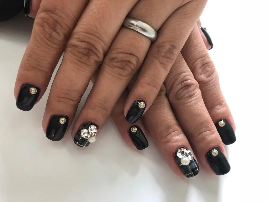 ネイル ゴールド ラメ(グリッター) ワンカラーネイル ストーンネイル ホワイト Embellir ♡鏡味のその他イメージ