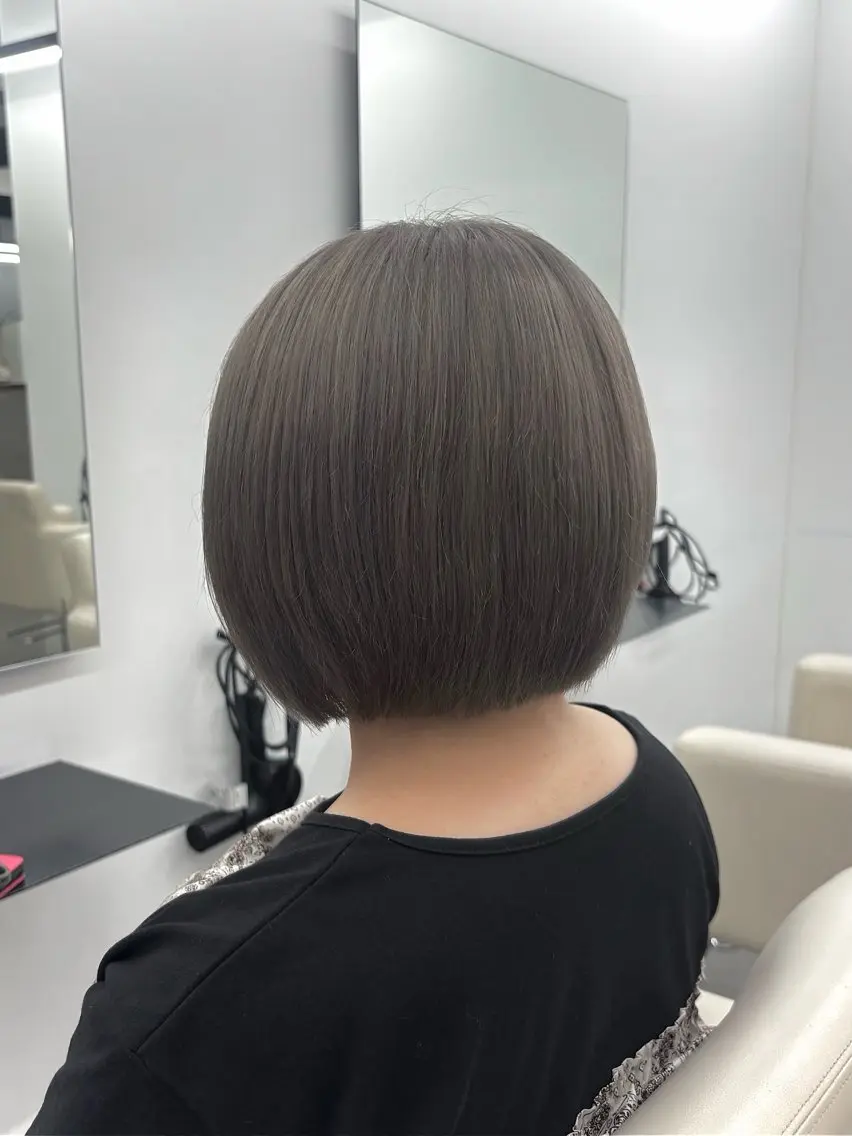 カラー ブリーチ シルバー ヘアカラー 淺野 里音のヘアスタイル