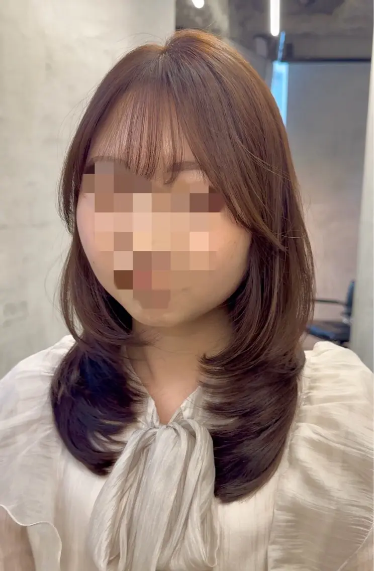 ミディアム カット ヘアカラー トリートメント レイヤーカット 小林優のヘアスタイル