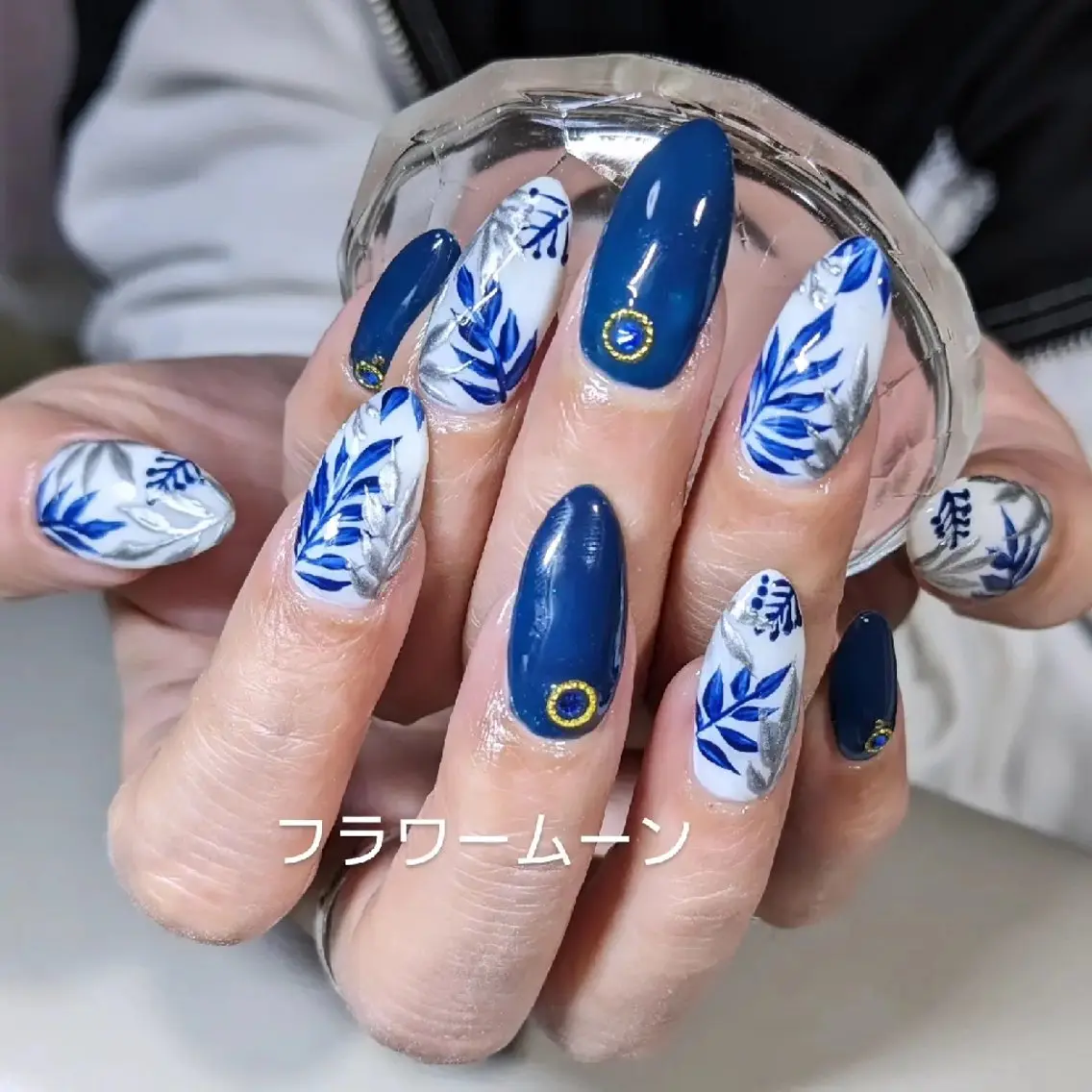 ネイル フラワー ムーンのネイルデザイン