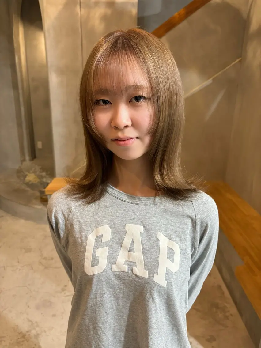 ミディアム カラー ベージュカラー レイヤーカット 小西 萌々香のヘアスタイル