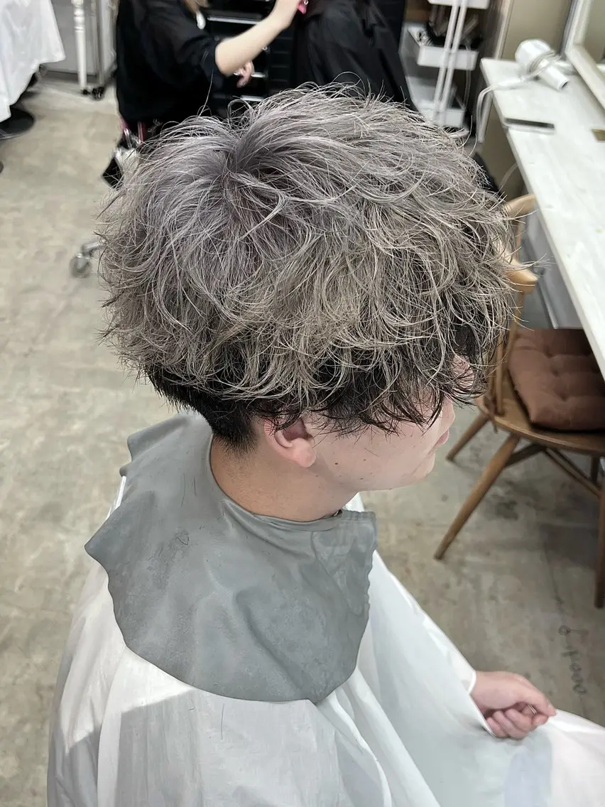 カラー メンズ メンズブリーチ 黒髪 ブリーチ シルバー 湖城 恵吾のヘアスタイル