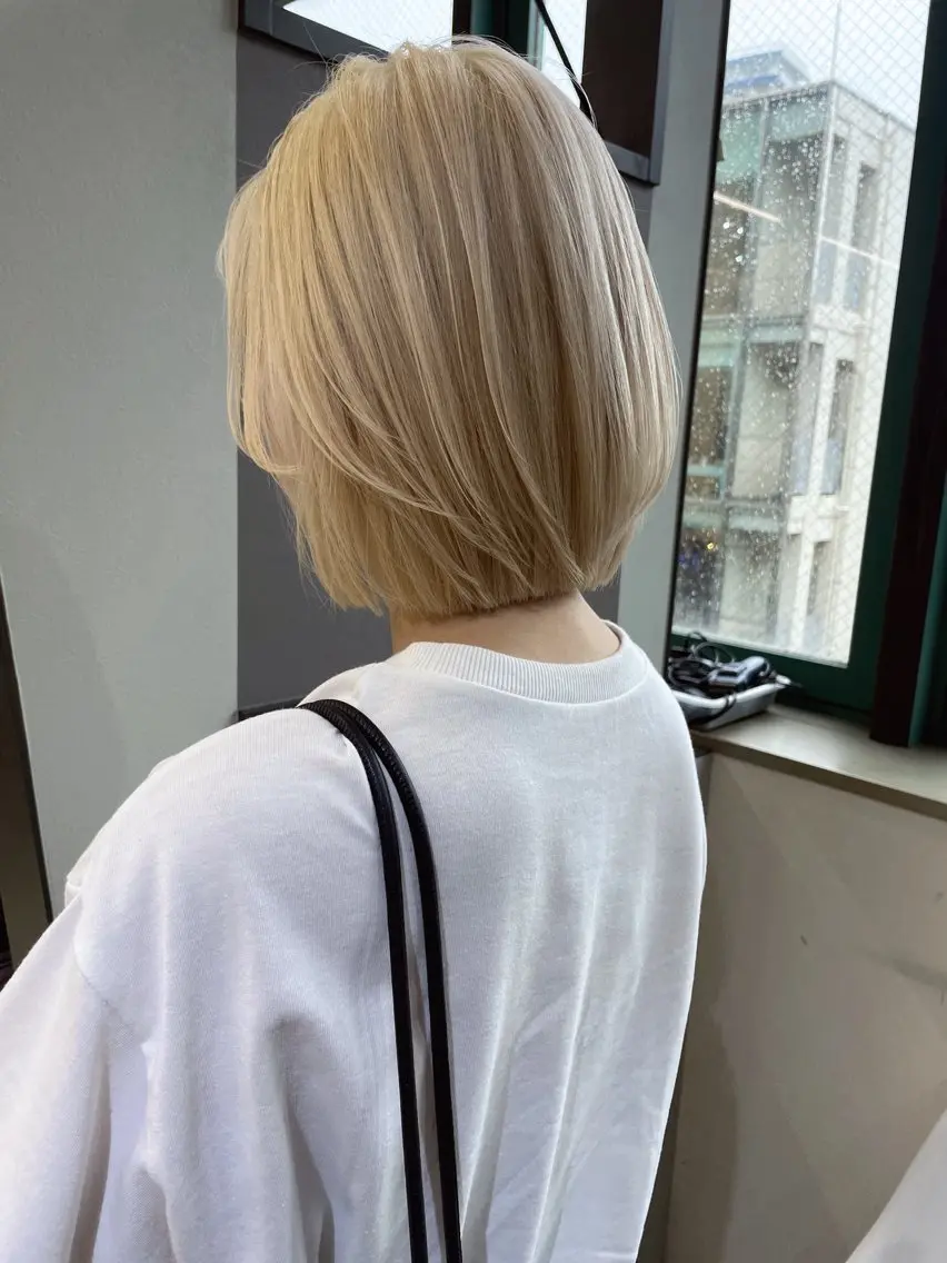ショート カラー ブロンド ボブ AIRI layer cut hairのヘアスタイル